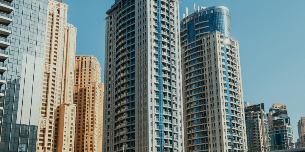 This article lays out the key UAE property purchase red flags buyers must know in 2026, explaining why a booming Dubai market also increases risks. It reviews h...