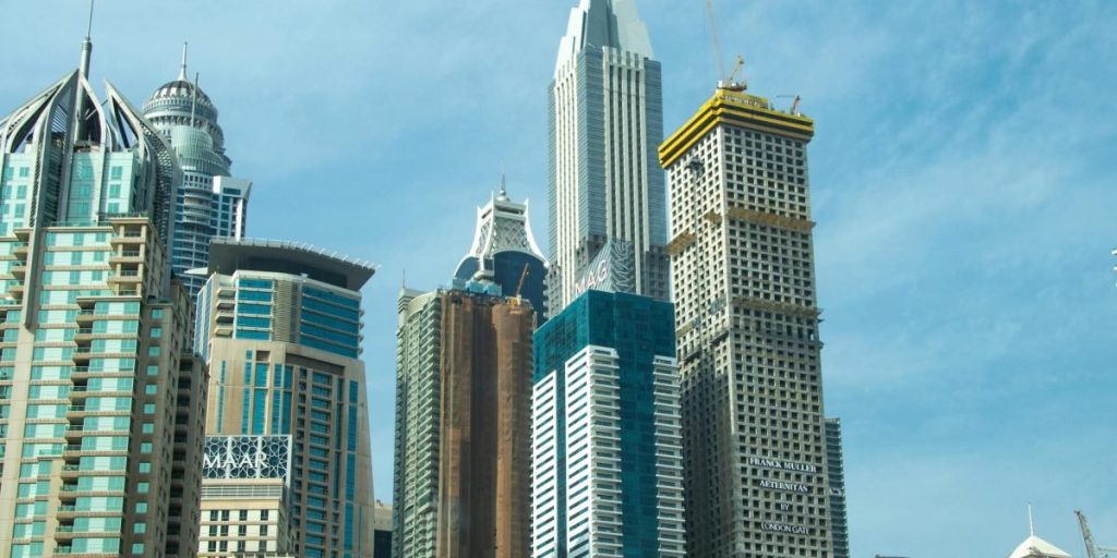 Zomorrodah Building in Al Karama is an eight‑storey mixed‑use real estate centre that concentrates brokerages, mortgage advisers, legal consultants and property...