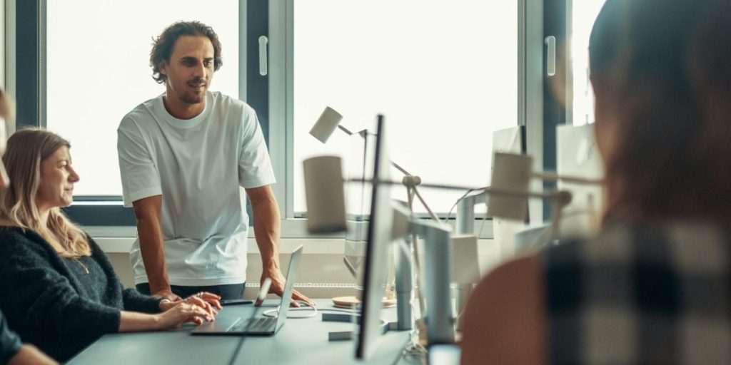 This guide explains why selecting the right digital marketing agency matters for Dubai real estate and gives a practical roadmap to make that choice. It covers...
