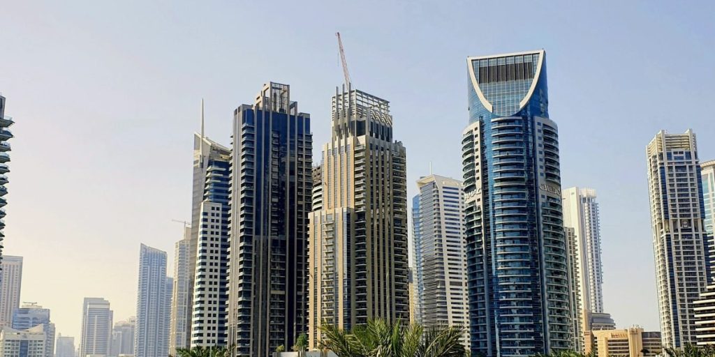 This guide gives a clear, data‑driven view of the Dubai property market in 2026, explaining who is buying, which segments are performing, and what drives price...