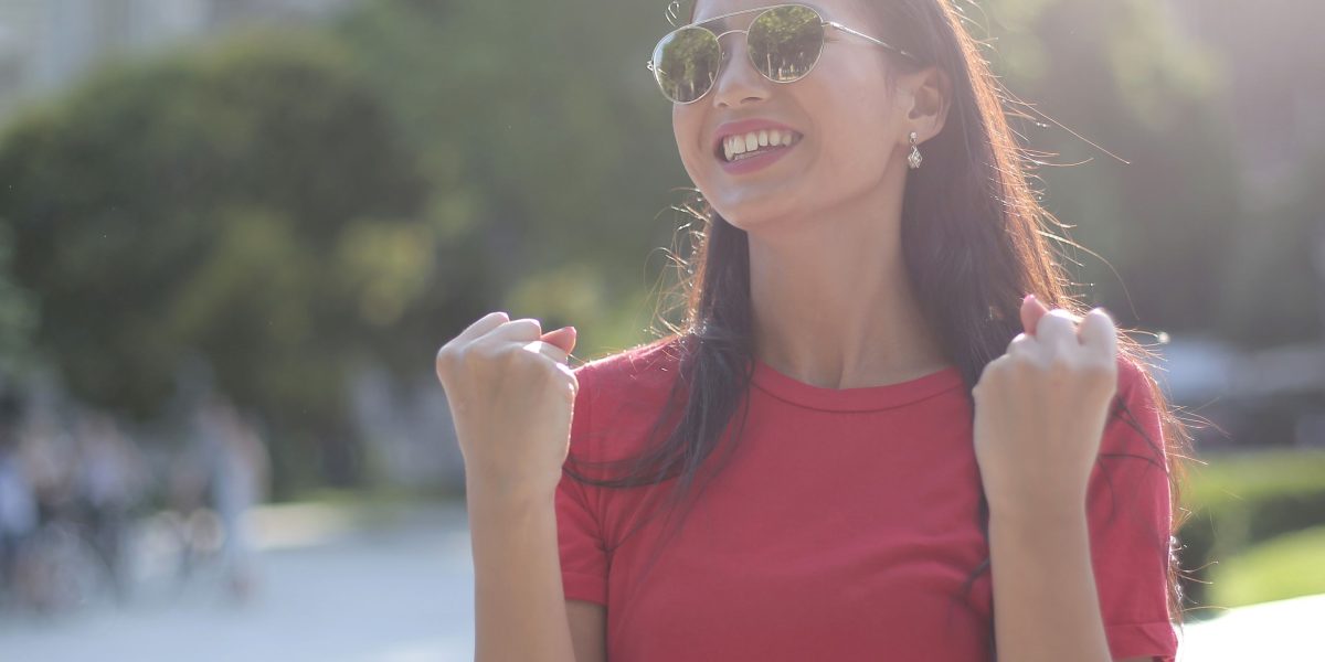 A person smiling confidently, representing the high earning potential and success achievable in Dubai's real estate market.